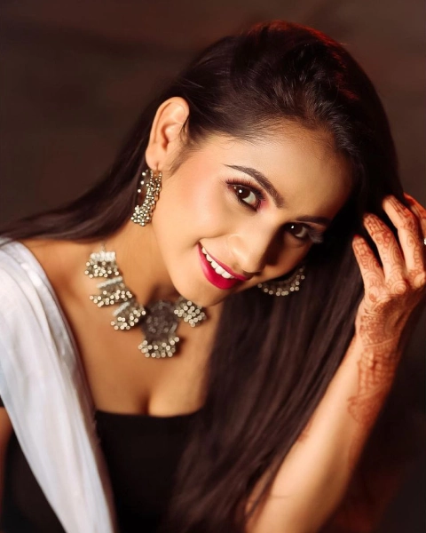 Divya Pugaonkar Music Videos