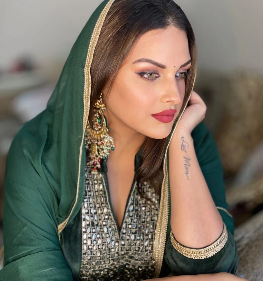 Himanshi Khurana Facebook Images