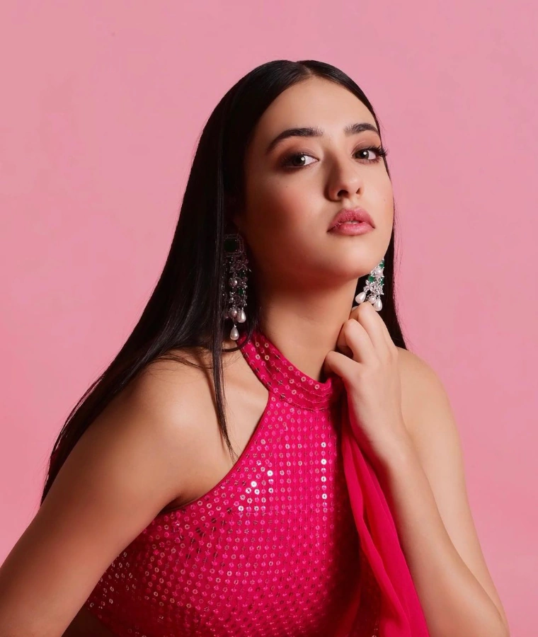 Nikeet Dhillon Age Biography Boyfriend Family Instagram